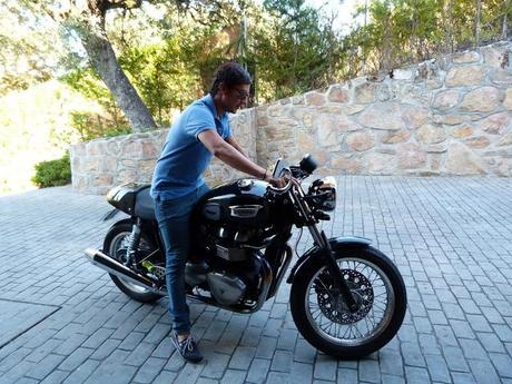 It Boy: monochromatic blue style on the bike It Boy: monochromatic blue style on the bike