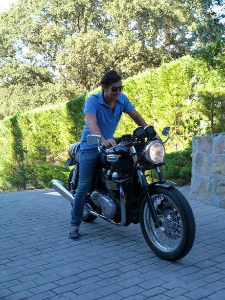 It Boy: monochromatic blue style on the bike It Boy: monochromatic blue style on the bike