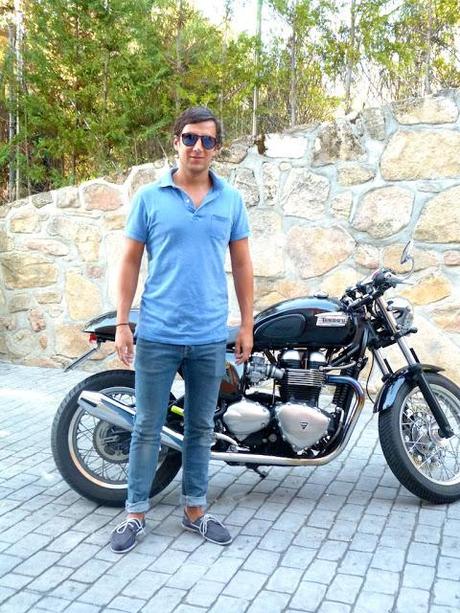 It Boy: monochromatic blue style on the bike It Boy: monochromatic blue style on the bike