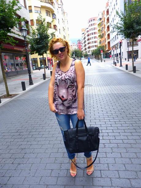 Moda, look con camiseta tigre, vaqueros y sandalias nudeModa, look con camiseta tigre, vaqueros y sandalias nude