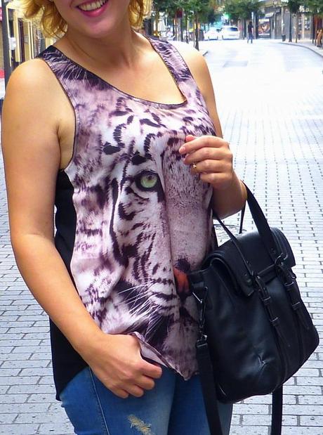 Moda, look con camiseta tigre, vaqueros y sandalias nude