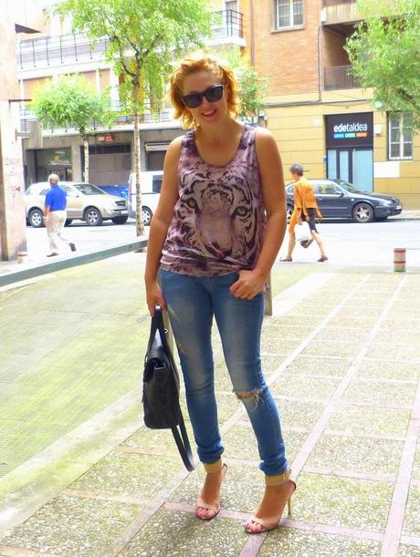 Moda, look con camiseta tigre, vaqueros y sandalias nude