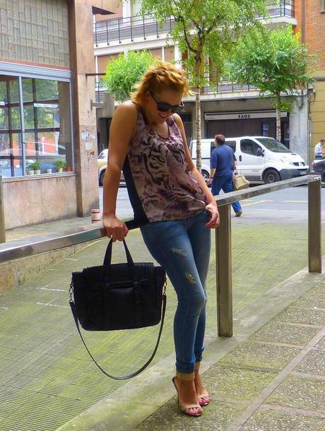 Moda, look con camiseta tigre, vaqueros y sandalias nude