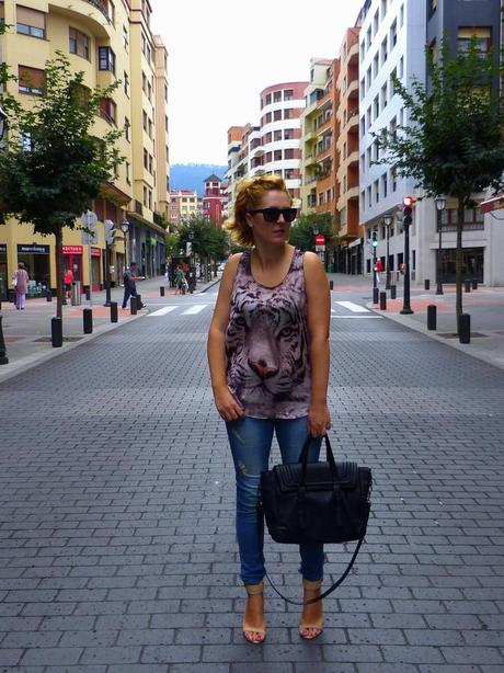 Moda, look con camiseta tigre, vaqueros y sandalias nude