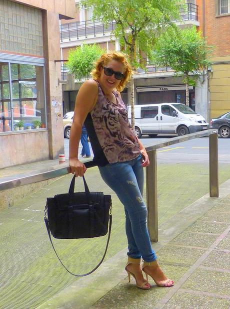 Moda, look con camiseta tigre, vaqueros y sandalias nude