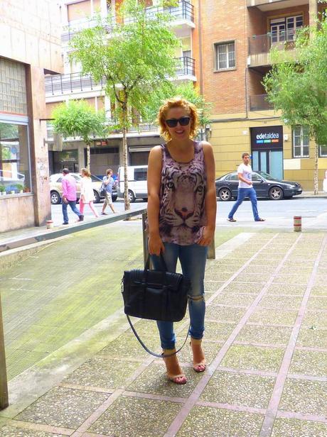Moda, look con camiseta tigre, vaqueros y sandalias nude