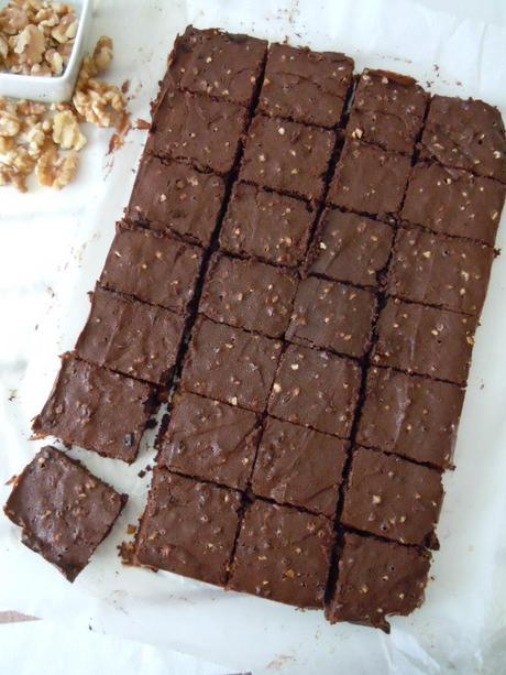 Brownie de chocolate, almendras y nueces