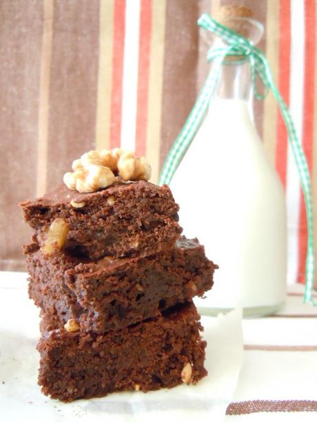 Brownie de chocolate, almendras y nueces