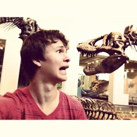 Ansel Elgort comparte 3 fotos en el set de Bajo La Misma Estrella