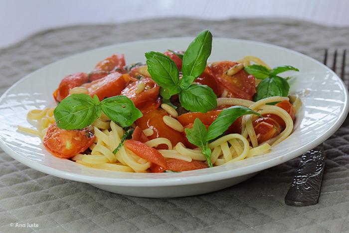 Pasta con tomates y piñones