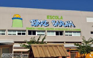 Mural en la fachada de la escuela Torre Barona