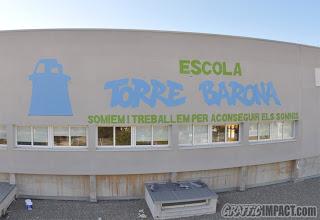 Mural en la fachada de la escuela Torre Barona