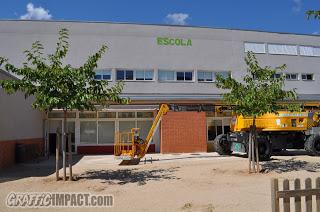 Mural en la fachada de la escuela Torre Barona
