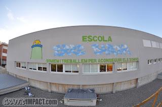 Mural en la fachada de la escuela Torre Barona