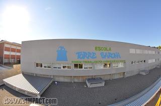 Mural en la fachada de la escuela Torre Barona