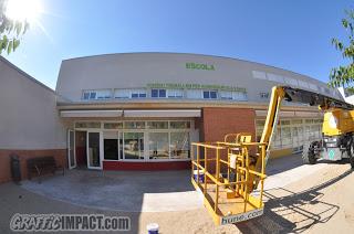 Mural en la fachada de la escuela Torre Barona