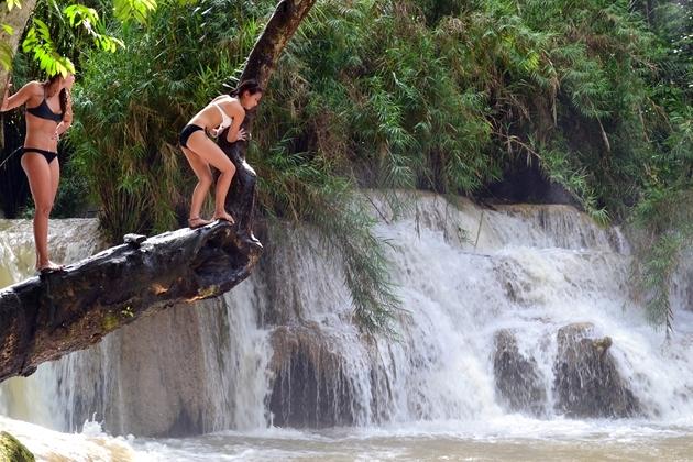 Laosiana bañandose en Tat Kuang Si 