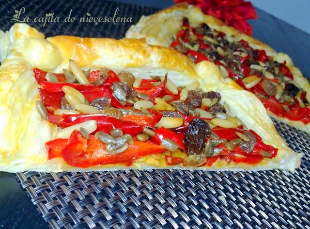 Hojaldre de pimientos rojos fritos con pasas, pipas y piñones