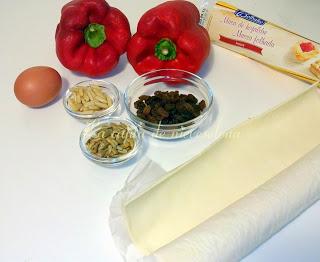 Hojaldre de pimientos rojos fritos con pasas, pipas y piñones