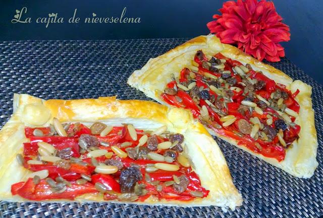 Hojaldre de pimientos rojos fritos con pasas, pipas y piñones