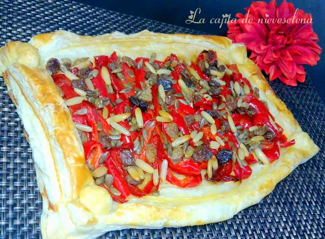 Hojaldre de pimientos rojos fritos con pasas, pipas y piñones