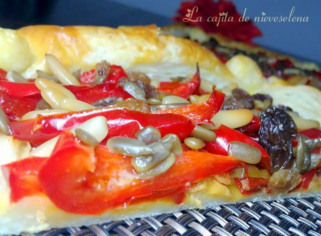 Hojaldre de pimientos rojos fritos con pasas, pipas y piñones