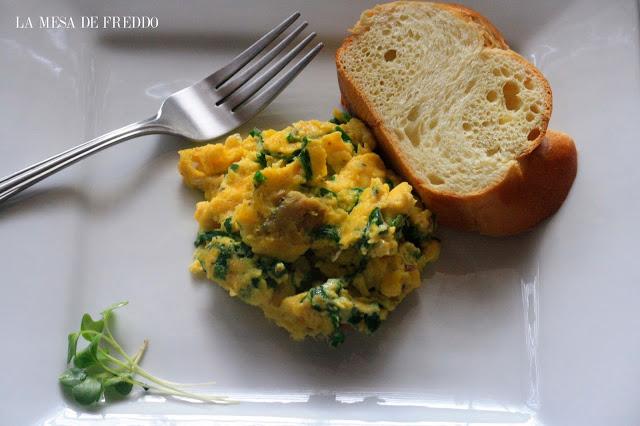 Breakfast makes me happy: Huevos revueltos con espinaca y sardinas.