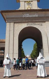 Las pequeñas cosas… 1. Chilabas contra la Guerra.
