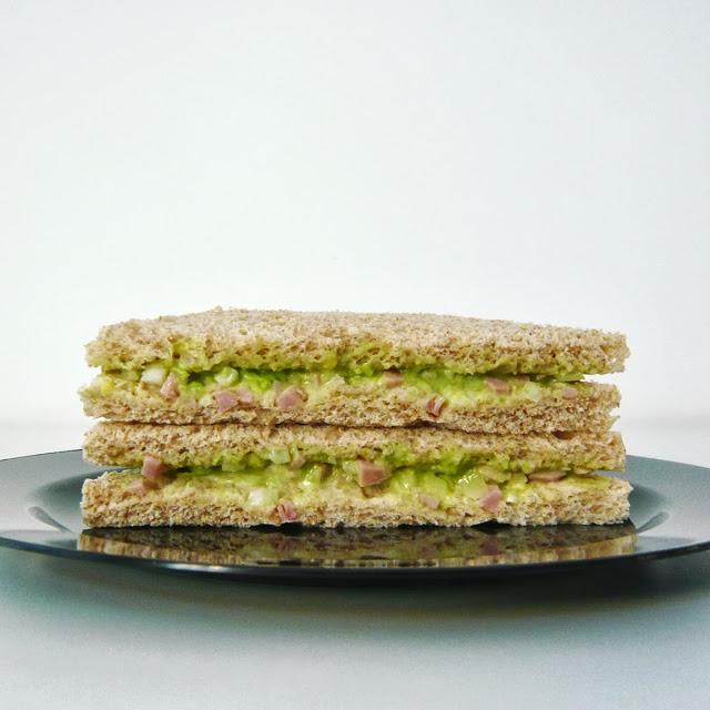 Sandwich integral de pollo y aguacate