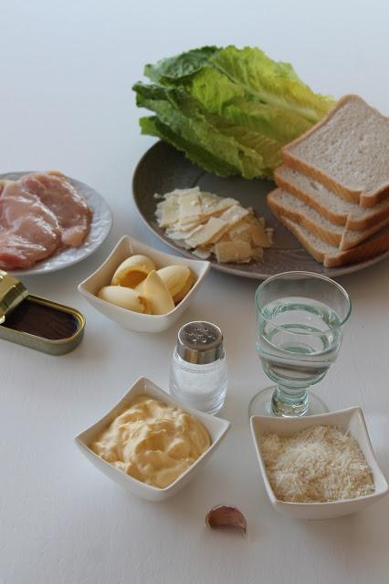 Ensalada César con pollo. Paso a paso.