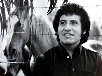 IMAGEN DE ARCHIVO: El cantante chileno Victor Jara, quien fue torturado y ejecutado durante la dictadura militar del general Augusto Pinochet, aparece en esta fotografía sin fecha. La esposa y dos hijas de un popular cantante folclórico presentaron una demanda en una corte federal de Estados Unidos contra un ex oficial militar chileno - ahora ciudadano estadounidense - al que acusan de perpetrar el asesinato. Foto: HO / Reuters