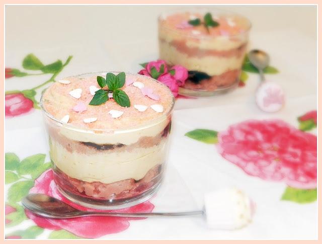 Vasitos de tiramisú de mermelada de fresas y biscuits rose de Reims