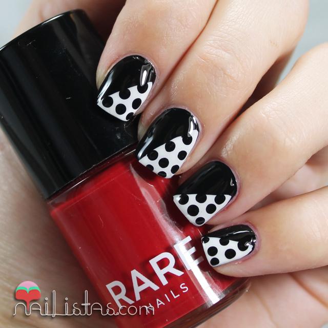 Uñas decoradas con lunares blanco y negro