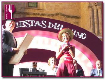 PabloD Gourmet - Isabel García recogiendo el premio