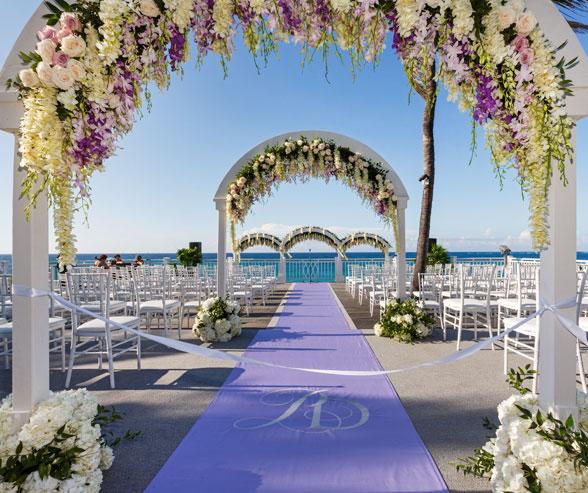 Es Tendencia: Arcadas de ceremonia con flores colgantes