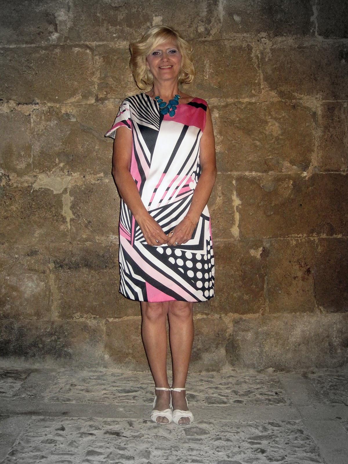 MAMÁ TAMBIÉN QUIERE SALIR CON UN VESTIDO DISEÑADO Y CONFECCIONADO POR MÍ