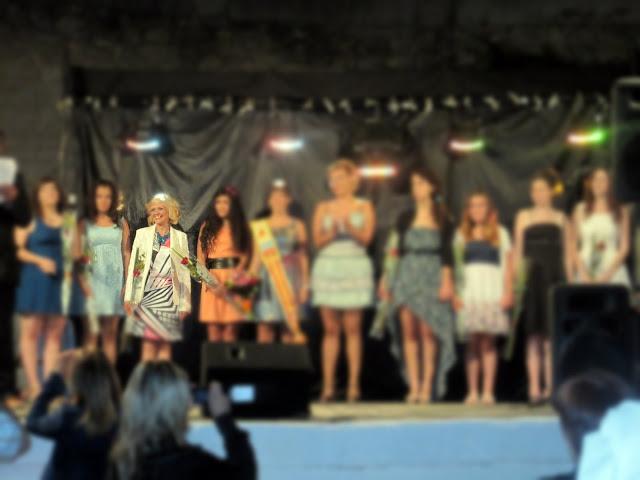 MAMÁ TAMBIÉN QUIERE SALIR CON UN VESTIDO DISEÑADO Y CONFECCIONADO POR MÍ