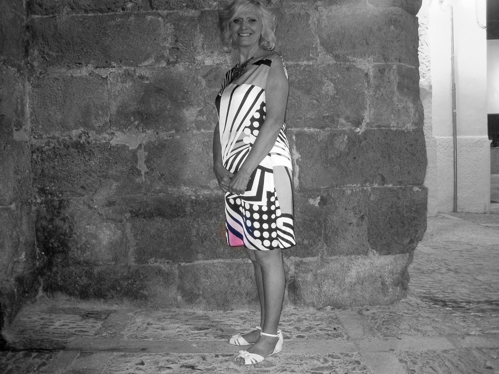 MAMÁ TAMBIÉN QUIERE SALIR CON UN VESTIDO DISEÑADO Y CONFECCIONADO POR MÍ