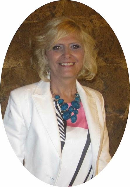 MAMÁ TAMBIÉN QUIERE SALIR CON UN VESTIDO DISEÑADO Y CONFECCIONADO POR MÍ