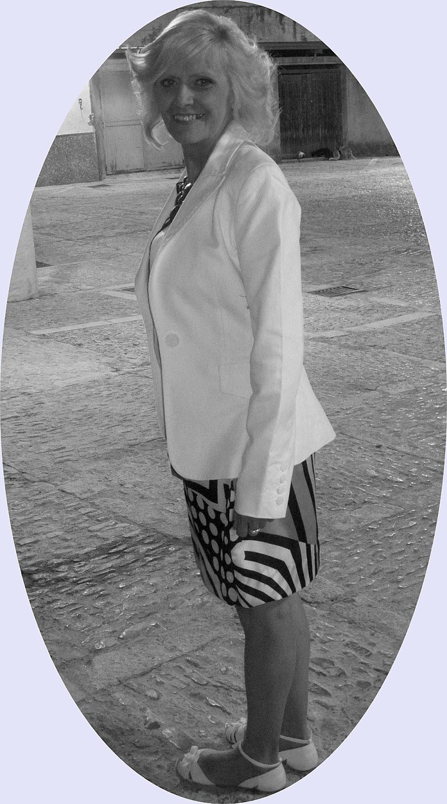 MAMÁ TAMBIÉN QUIERE SALIR CON UN VESTIDO DISEÑADO Y CONFECCIONADO POR MÍ