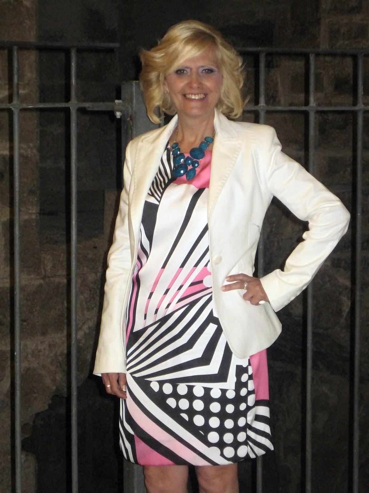 MAMÁ TAMBIÉN QUIERE SALIR CON UN VESTIDO DISEÑADO Y CONFECCIONADO POR MÍ