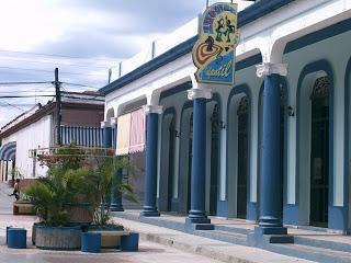 Bajo el cornisamento.Suave y sobrio en Dóride;rugoso, de ... Bajo el cornisamento.Suave y sobrio en Dóride;rugoso, de ...