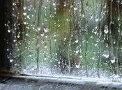 Desde dentro.Llueveel agua vidrio irisy va...