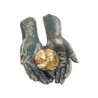 Somos Cerámica.Moldeamos barro para hacer una vasija pero...