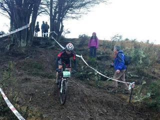 CON LLUVIA Y BARRO SE DESARROLLÓ LA TERCERA FECHA DEL TORNEO AUSTRAL DE MOUNTAINBIKE