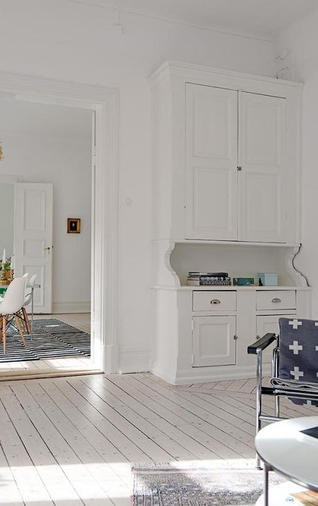 sillas eames decoración muebles metal cristal metacrilato fibra de carbono muebles de diseño mantas con cruces de Piawallén estilo nórdico escandinavo decoración ligera recargada decoración en blanco blog decoración nordica escandinava 