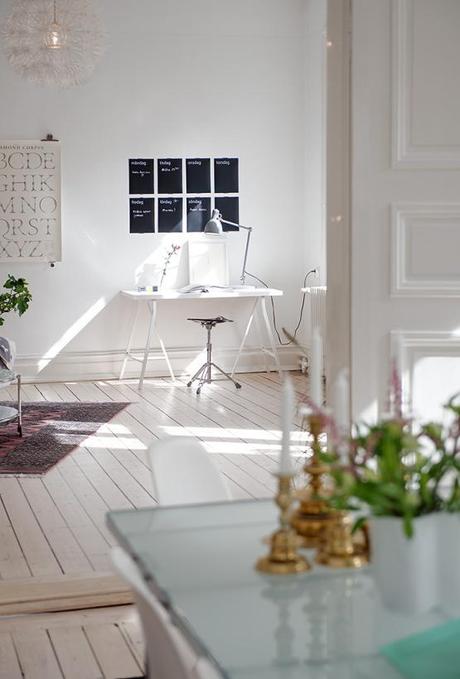 sillas eames decoración muebles metal cristal metacrilato fibra de carbono muebles de diseño mantas con cruces de Piawallén estilo nórdico escandinavo decoración ligera recargada decoración en blanco blog decoración nordica escandinava 