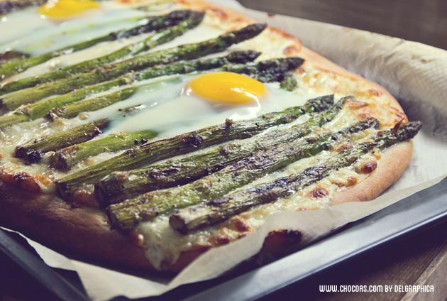 Receta de coca salada con espárragos y huevo