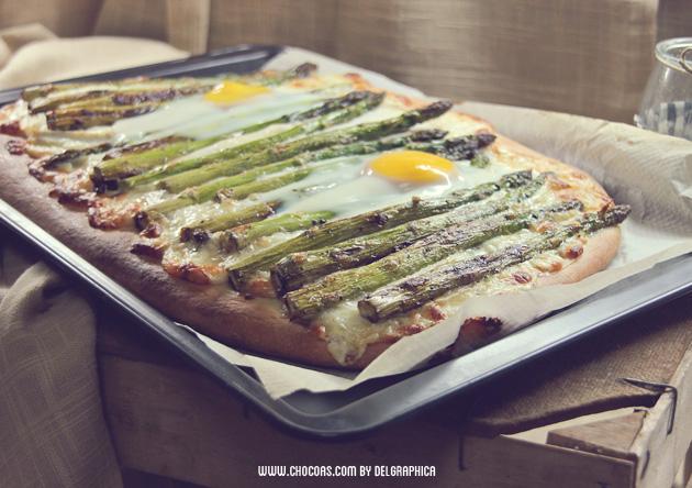Receta de coca salada con espárragos y huevo