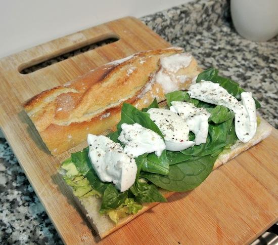 Panini de aguacate, pesto y más